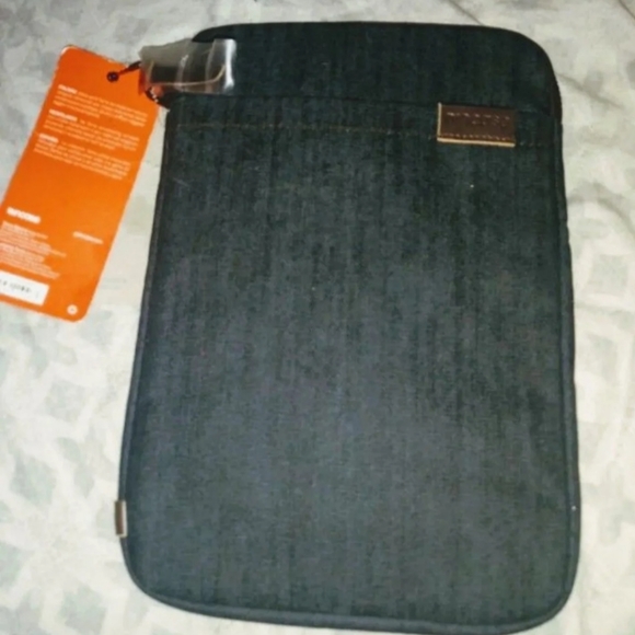 Incase 11” Inch MacBook New - Picture 1 of 4